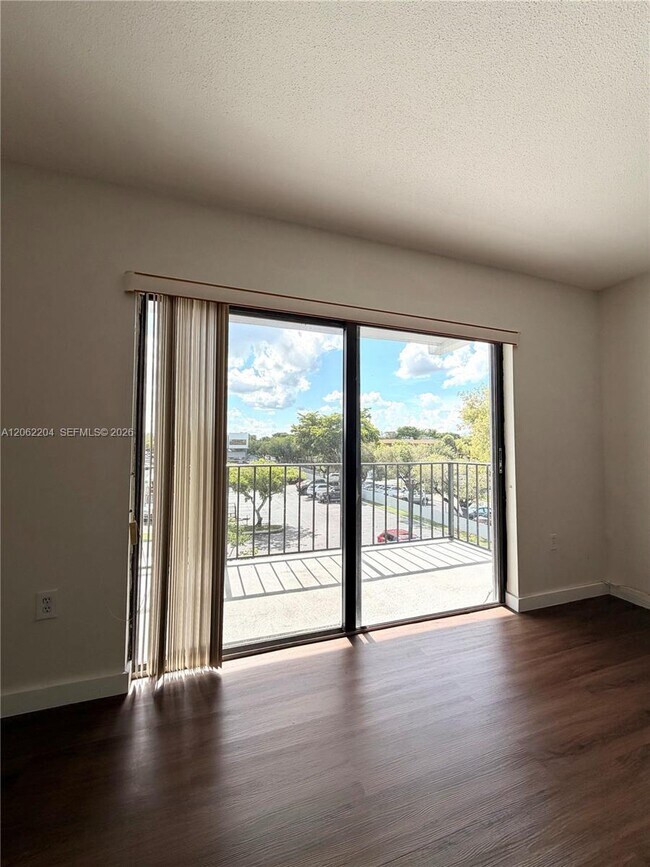 Building Photo - 10431 N Kendall Dr