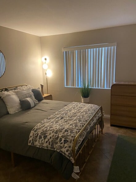2 Medium size bedrooms with shared full bathroom 1500.00 size 11x10 - 7309 Hoss Pl