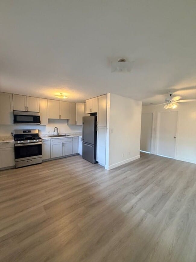 Building Photo - MOVE IN READY! 2 Bd, 1 Ba in Hillside Villa- Salt Lake
