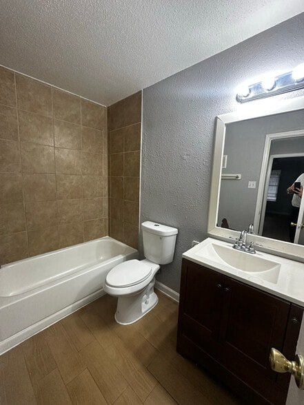 Building Photo - 9797 Leawood Blvd