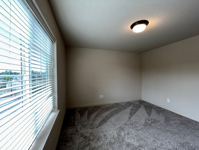 Building Photo - Spacious 4 Bed, 2.5 Bath Home!