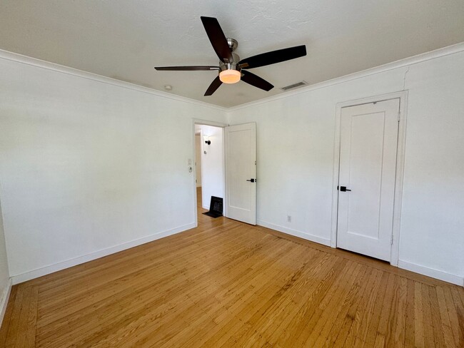 Building Photo - Charming Home Available Now!