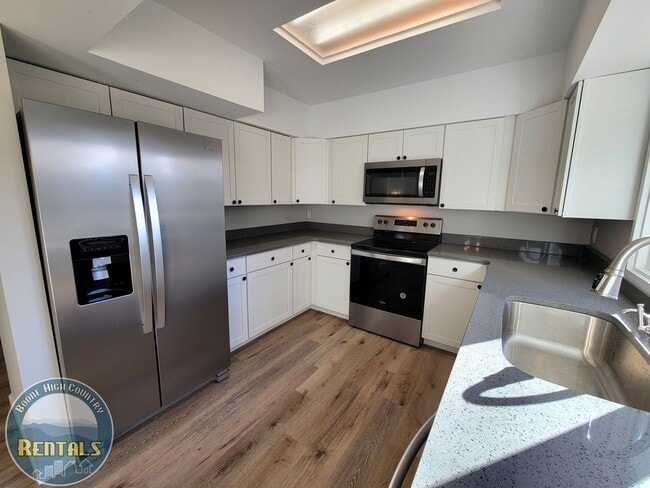 Building Photo - Adorable and Spacious Ranch Close to Town!