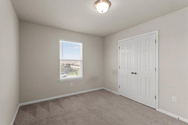 Building Photo - 121 Emerald Pass