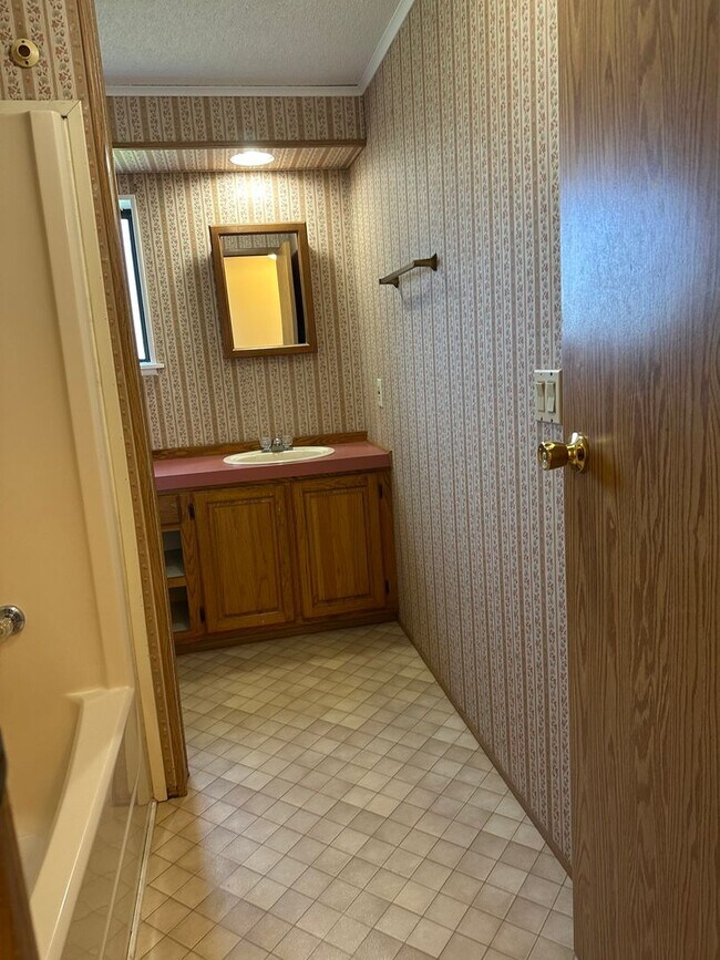 Building Photo - Peaceful Country Living on 2 Fenced Acres