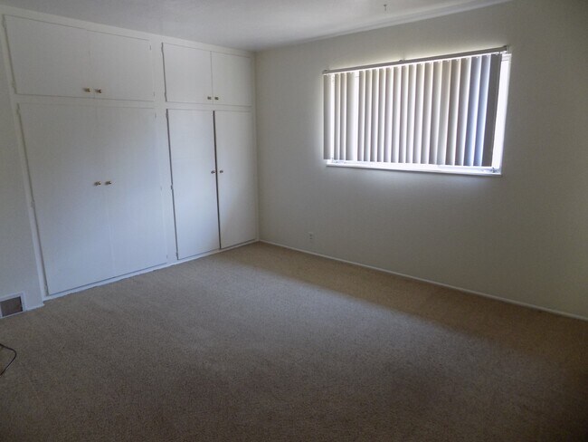 Building Photo - 221 Longview Ln