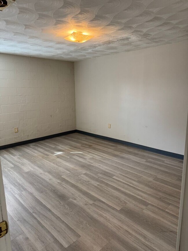 Building Photo - Spacious 2 Bedroom, 1 Bathroom Move-In Ready Apartment!