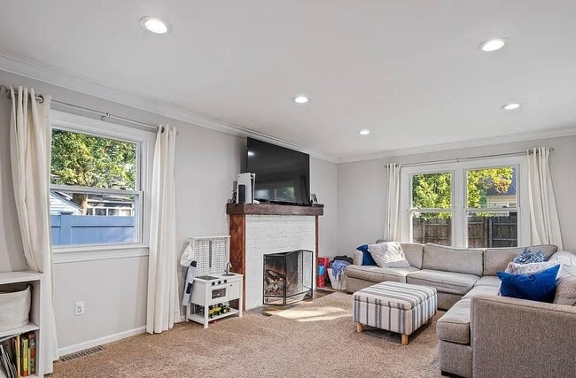 Building Photo - 2416 Aleda Ave SE