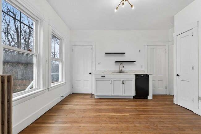 Building Photo - 168 Elliot St