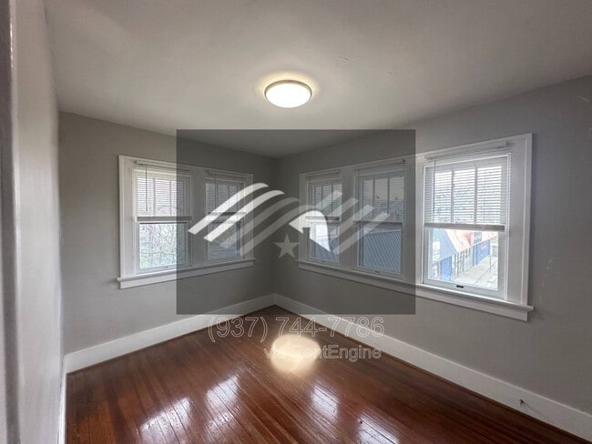 Building Photo - 8 E Hillcrest Ave