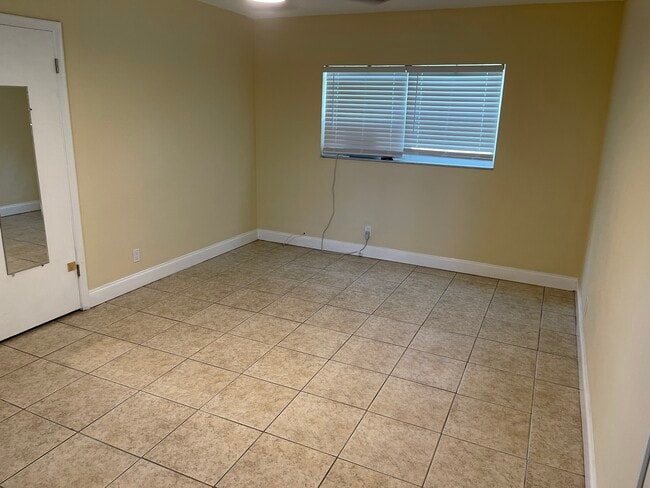 Building Photo - 300 SW 16th Ct