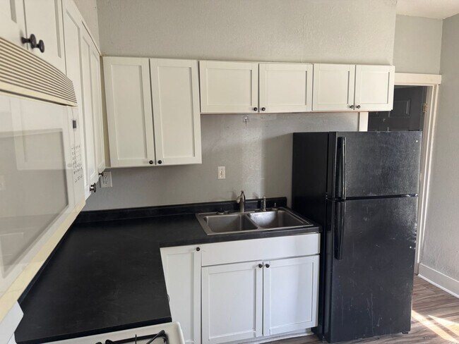 Building Photo - Nice affordable single family home with garage!