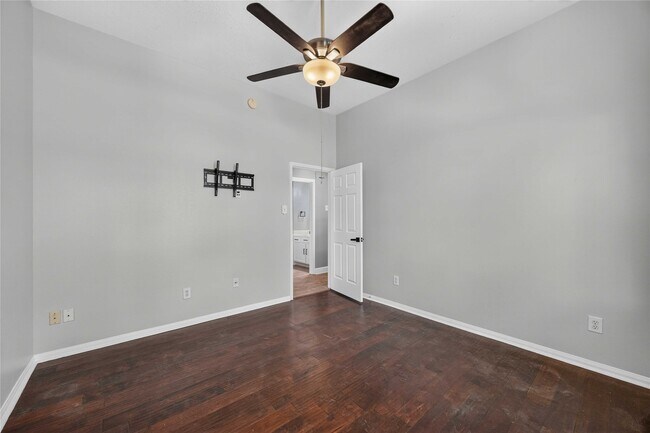Building Photo - 3519 Crescent Dr
