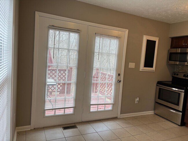 Building Photo - Beautiful 2 story townhome available in Asheboro!