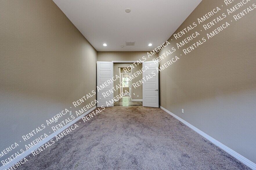 Building Photo - 3325 E Coconino Dr