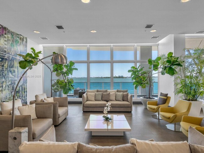 Building Photo - 725 NE 22nd St