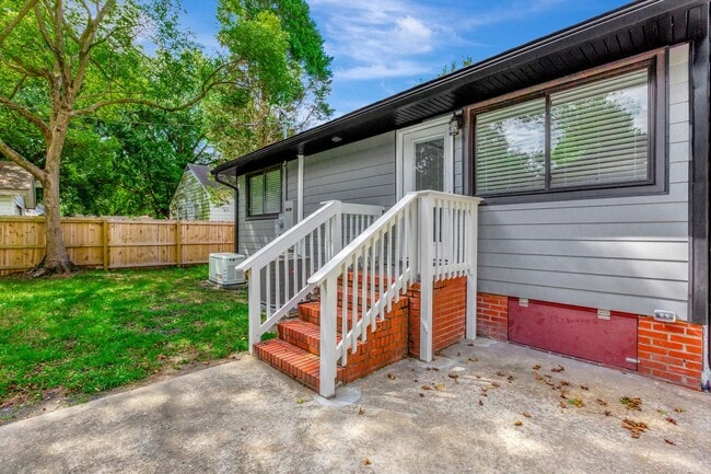 Building Photo - Completely Renovated Gem in Park Circle