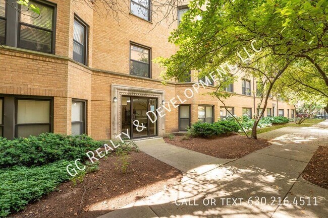Building Photo - 7635 N Greenview Ave