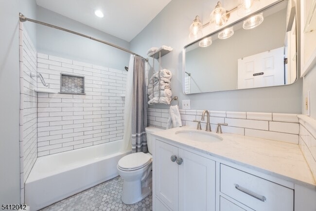 Building Photo - 30 Sussex Ave