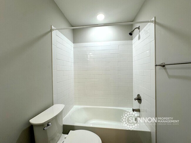 Building Photo - Beautifully Remodeled 3BR/2.5BA Townhome