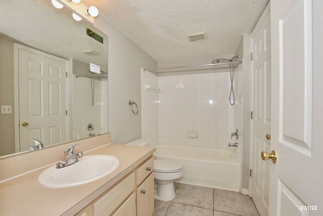 Building Photo - Beautiful 2/2 Condo Located in Crest at Wa...