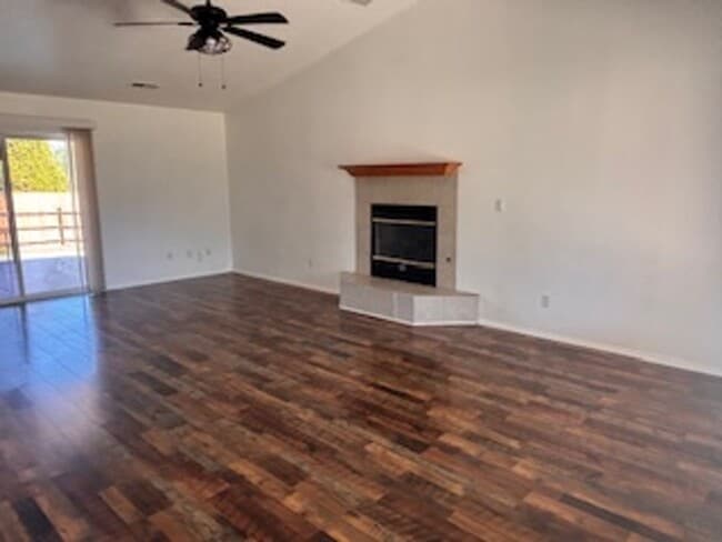Building Photo - Corner lot in Golden Hills 3bdrm, 2 bath