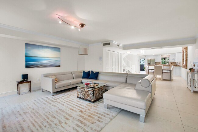 Building Photo - 1222 Hillsboro Mile