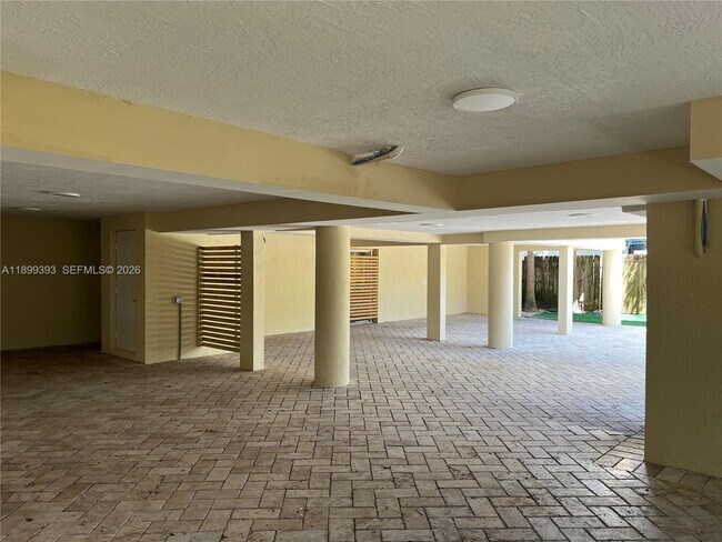 Building Photo - 573 Satinwood Dr