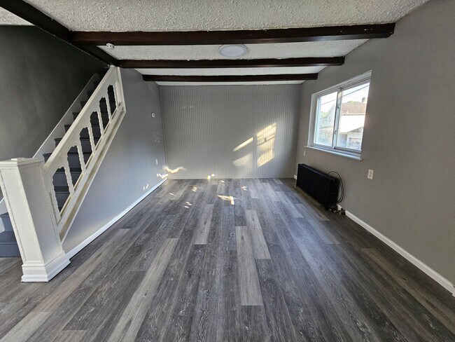 Primary Photo - Spacious 2 bedroom 1 bath house for rent!
