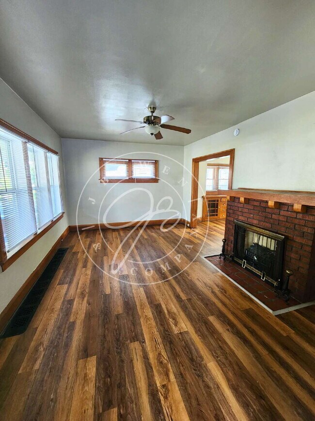 Building Photo - 3 bed 1 bath in West Toledo!- Many updates...