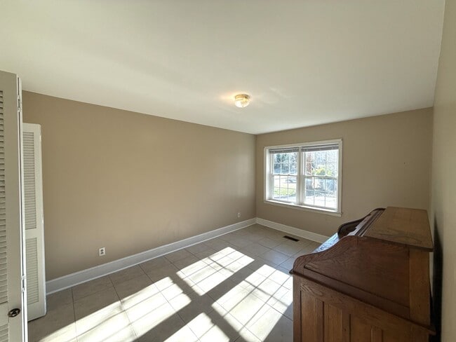 Building Photo - Beautiful 5 Bedroom 3 Bathroom House on Country Club Golf Course!