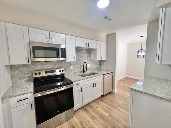 Building Photo - Newly Remodeled 2BD, 1.5BA Raleigh Condo i...