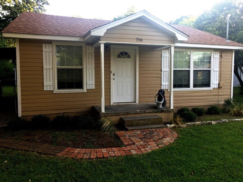 Building Photo - 756 N Barton Ave