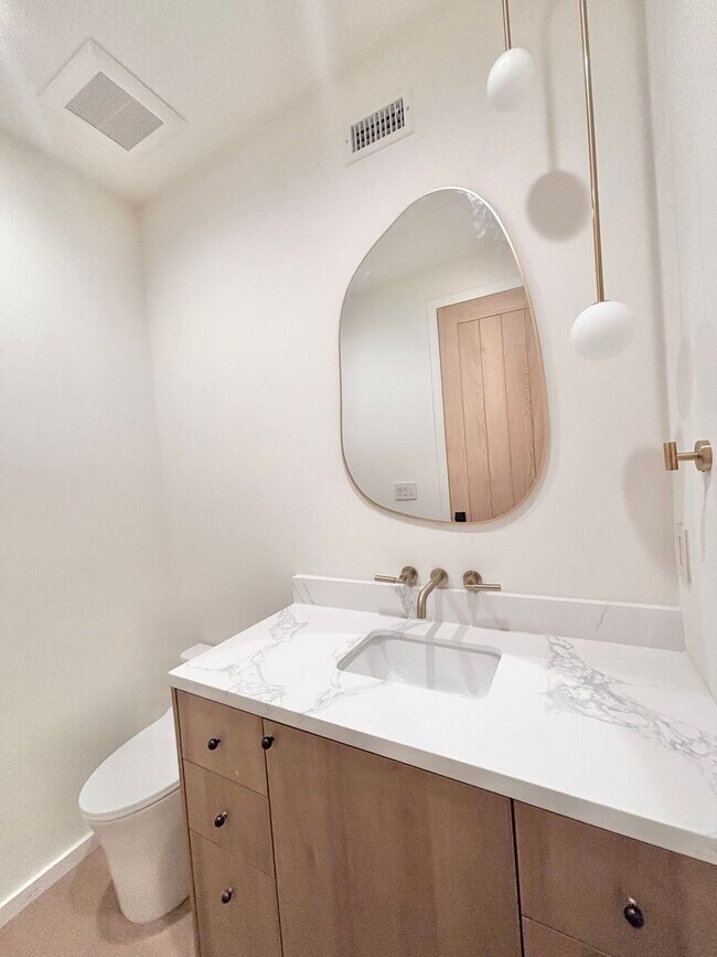 Building Photo - 17852 Saticoy St