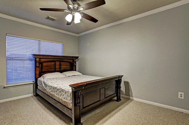 Building Photo - 3911 Spring Garden Dr