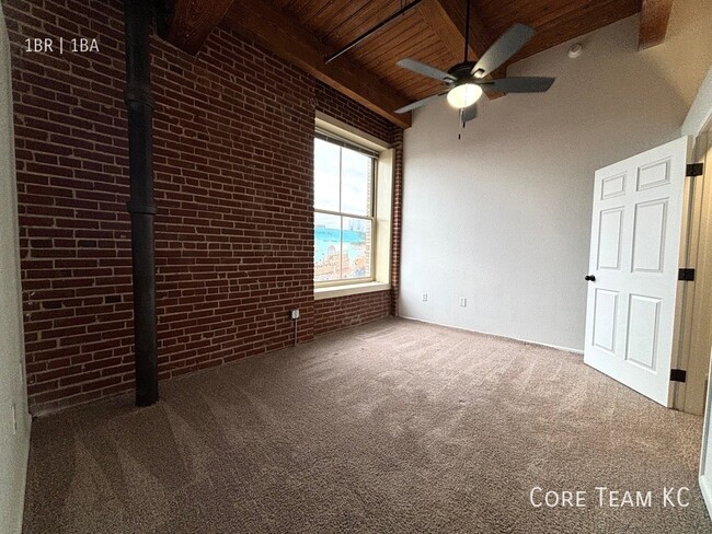 Building Photo - 1 Bedroom + Den In River Market!