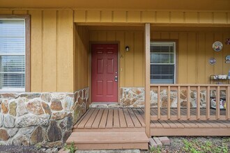 Building Photo - Prime Niceville Location!