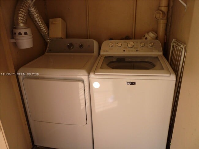 Building Photo - 14525 N Kendall Dr