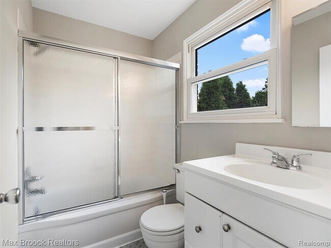 Building Photo - 2717 W 13 Mile Rd