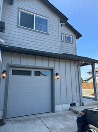 Building Photo - Newer 3 bedroom, 2.5 bath duplex in desirable neighborhood!