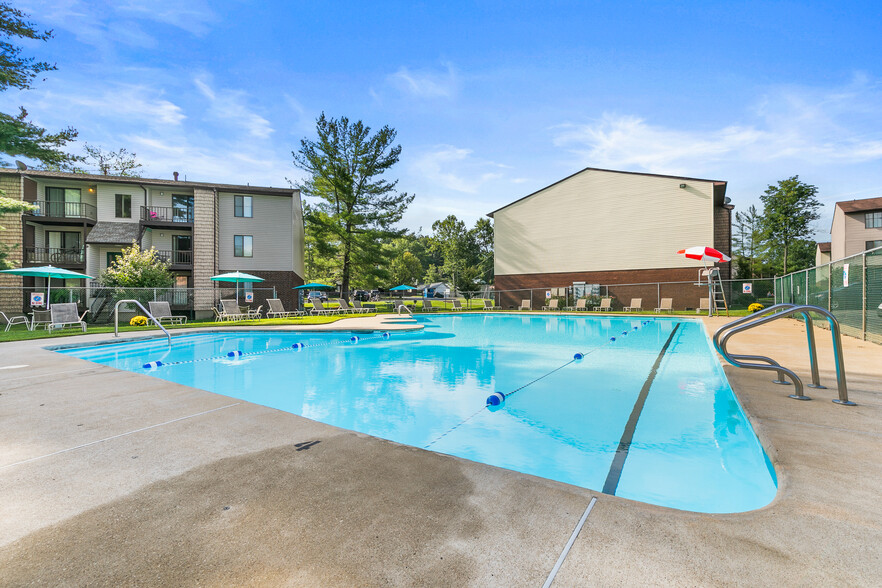 Seasonal Swimming Pool - Country Club Apartments