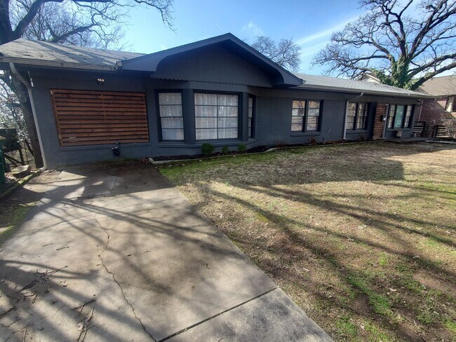 Building Photo - Call Peggy 501 676 1758