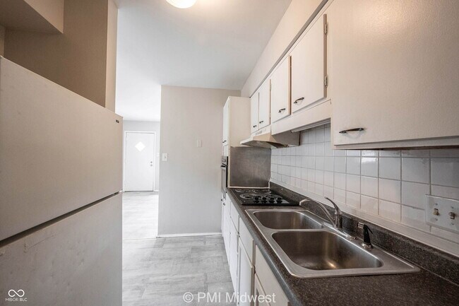 Building Photo - 5820 Grandview Dr