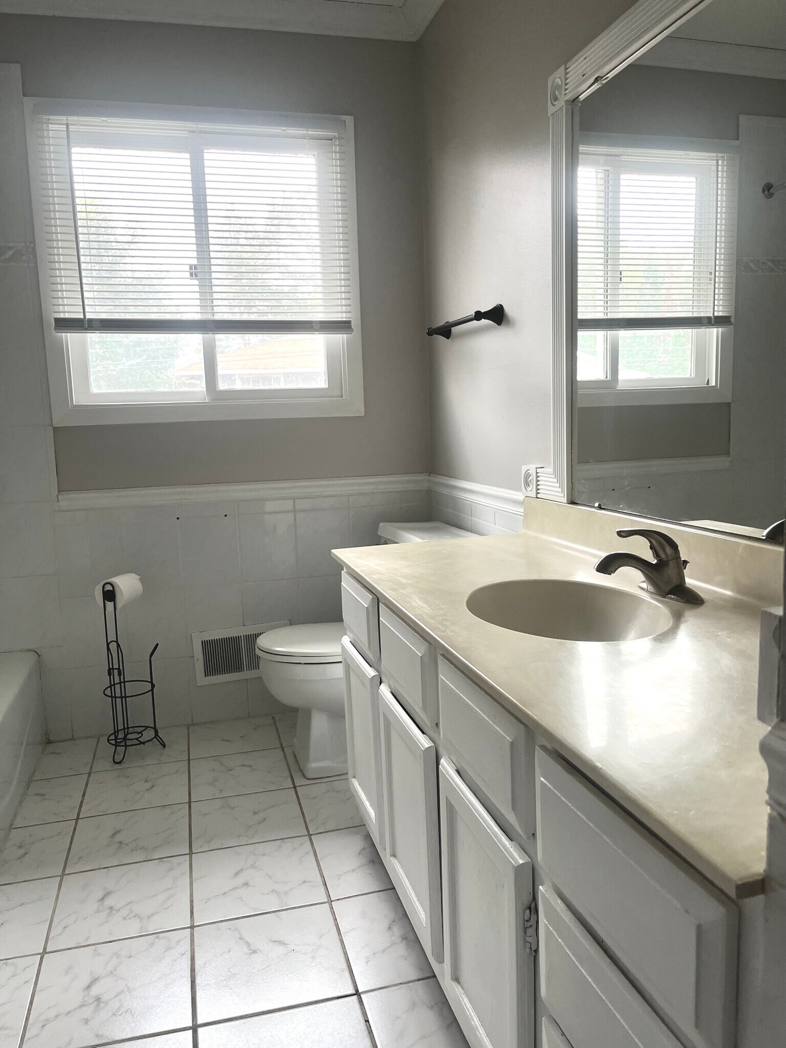 Building Photo - 502 Sunnyside Ln