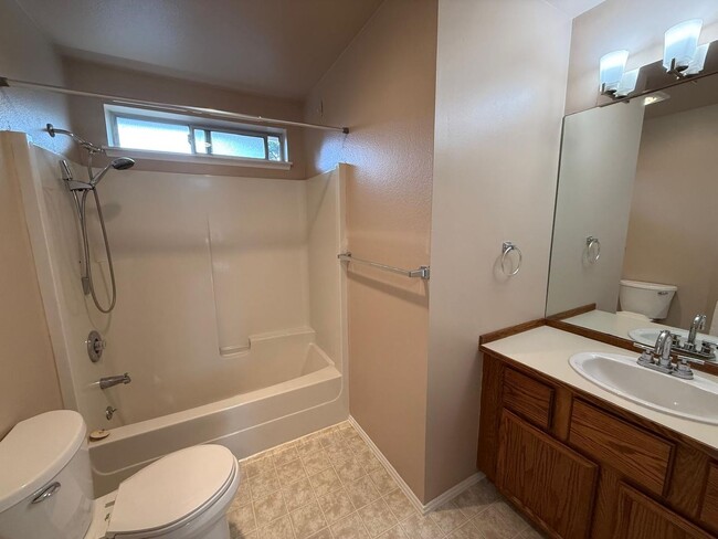 Building Photo - 3 Bed 2.5 Bath House In Leschi