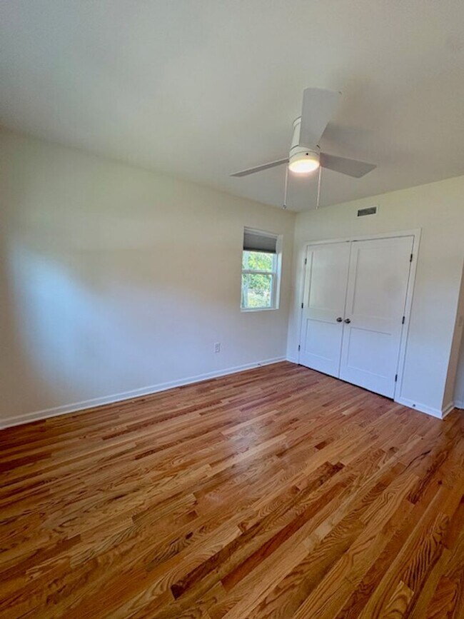 Building Photo - Newly Renovated Three Bedrooms Condo in South Windermere