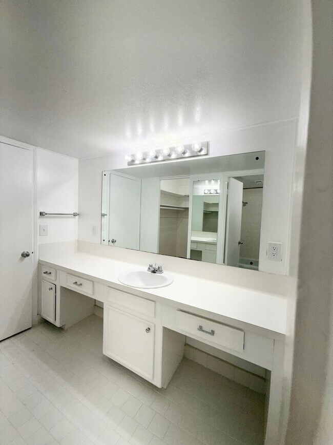 Building Photo - Modern 2/2.5/1 Townhome Across From The Me...