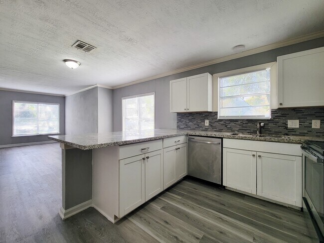 Building Photo - 2330 Cedar Dr