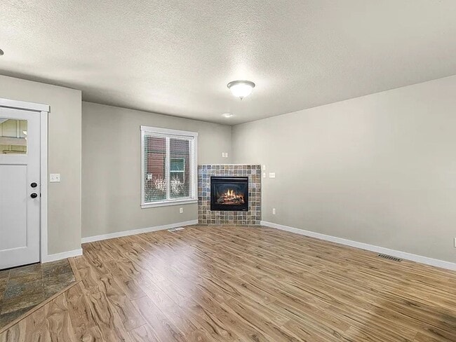 Building Photo - Charming 3 Story Townhome with AC