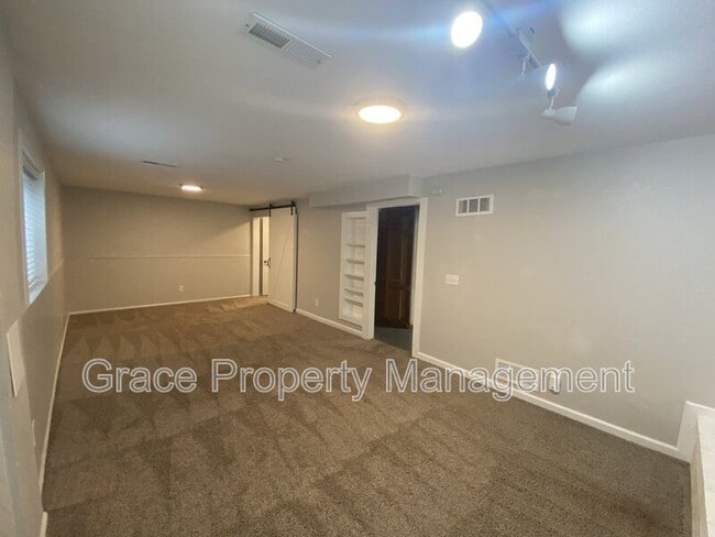 Building Photo - 9371 Bellaire Dr